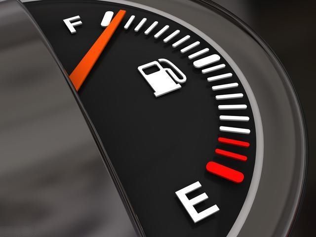 在高速公路上車(chē)快沒(méi)油了，附近又沒(méi)加油站該怎么辦？